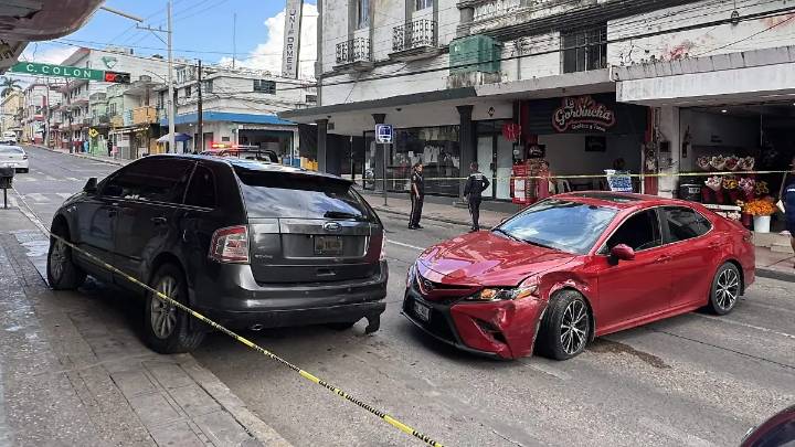 Auto se impacta contra camioneta en la zona centro de Tampico; deja daños materiales y tráfico interrumpido