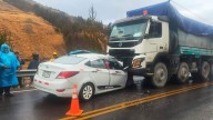 Cuatro fallecidos y un herido provocó choque de auto con un pesado camión