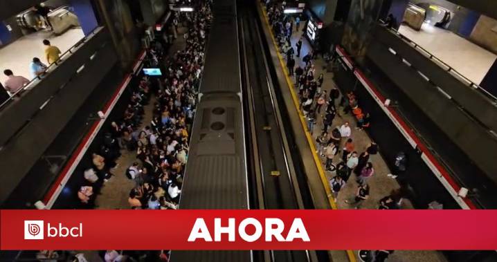 Metro de Santiago reporta retraso en su frecuencia de trenes en L1 por arco eléctrico