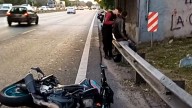 Una camioneta chocó a una moto en la avenida General Paz y el conductor se dio a la fuga