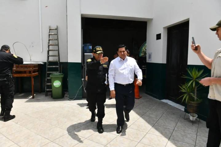 Ministro Tiburcio inspeccionó comisaría de Surquillo y evalúa mejoras inmediatas
