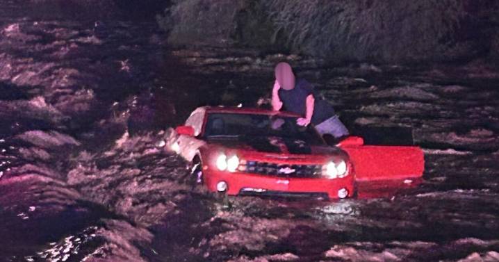 Tucson Fire crews rescue driver from Rillito River