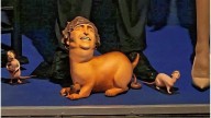 Un artista expuso una obra que muestra a Milei como perro faldero de Trump
