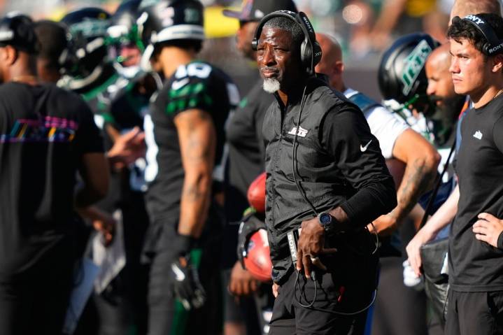 Jets coach Aaron Glenn says he wants to win now, but is ‘thinking about building a foundation’