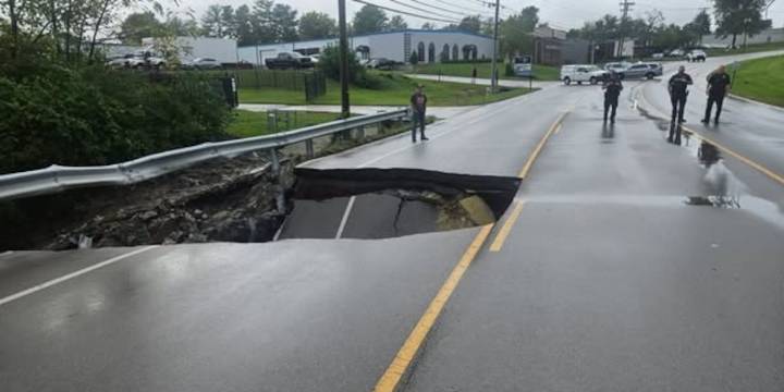Sinkhole closes busy road in Jeffersontown