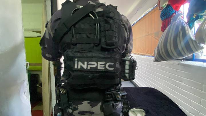 Ataque contra tres guardianes del Inpec frente a la cárcel La Modelo de Bogotá. Confirman un muerto