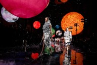 El mundo de la moda enloqueció con el primer desfile de Matthieu Blazy para Chanel y aplaudió de pie