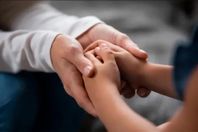 “Tu apellido será el mismo que el de tus hermanos”: el mensaje de una jueza a una niña tras sentencia de filiación