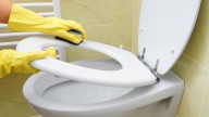 Adiós a las manchas amarillas del váter: cómo blanquear la tapa con dos productos que tienes en casa