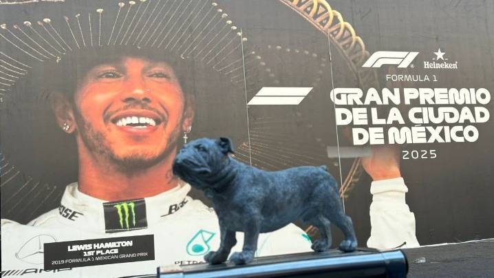 Roscoe, perro de Lewis Hamilton, es recordado en el GP de México