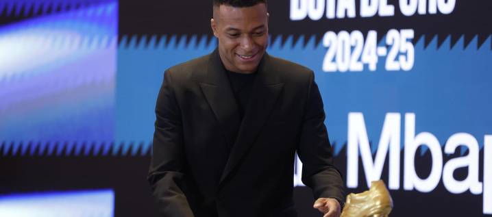 Mbappé recibe la Bota de Oro: "Es imposible ganar este premio sin el equipo"