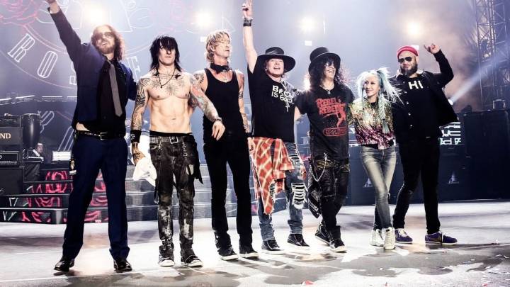 Axl Rose avienta micrófono a su baterista durante concierto en Argentina