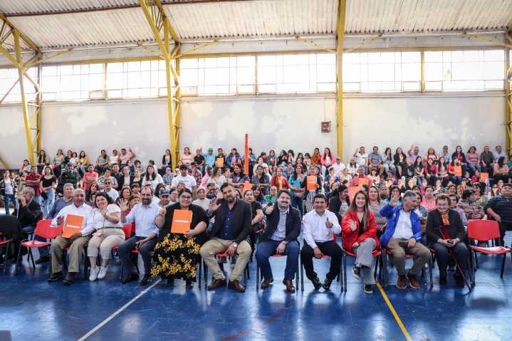 209 familias de El Carmen reciben las escrituras de sus viviendas.