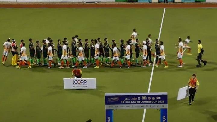 Shocking Scenes! Indian & Pakistani Hockey Players Shake Hands At Sultan Of Johor Cup After 'Handshake' Controversy During Asia Cup 2025; Video