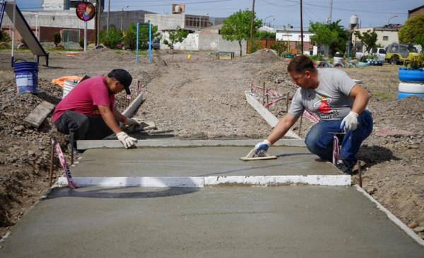 El Municipio realiza intervención en la plaza "Los Vecinos" del Área 16 de Rawson