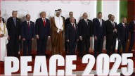 Histórica foto en la Cumbre de Paz en Egipto así fue el saludo entre los presidente de España y Francia