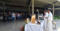 Familiares de presos políticos fueron agredidos en la UCV durante misa por nuevos santos