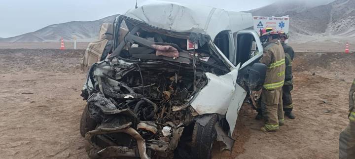 Arequipa: fatal choque entre miniván y camión cisterna deja cuatro muertos