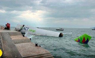 Avión de carga perdió el control al aterrizar y terminó cayendo al mar