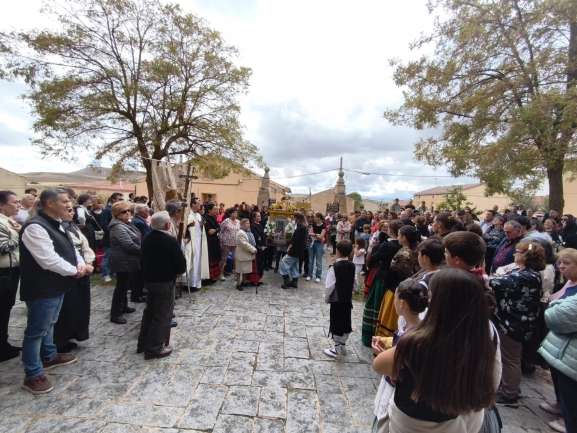 Más de 60 personas bailan de espaldas a la Virgen del Pilar para celebrar su día