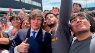 Entre apoyo y protestas: Javier Milei relanzó su campaña con Santilli y un fuerte operativo de seguridad