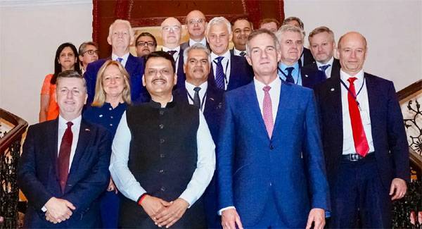 Fadnavis showcases Maharashtra’s investment potential to UK business leaders