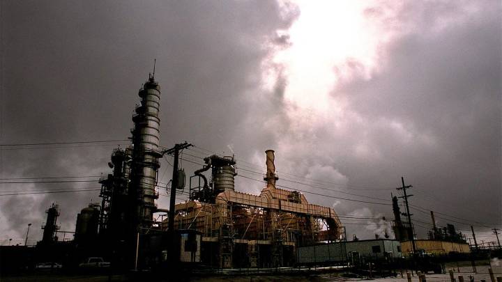Dos refinerías de petróleo vinculadas a Rusia sufren un incendio y un explosión en Hungría y Rumanía