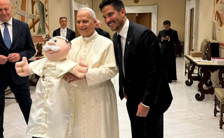 Dr Simi llega al Vaticano: Papa León XIV recibe peluche del famoso personaje ¡vestido como Sumo Pontífice!