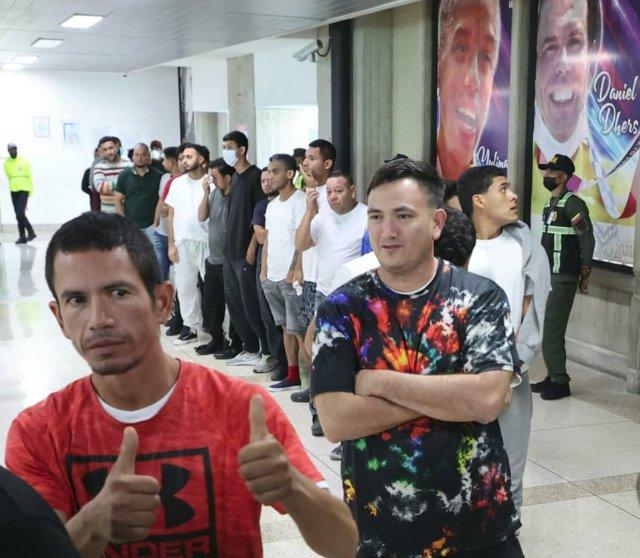 Retornaron al país 312 migrantes venezolanos deportados desde Texas, Estados Unidos