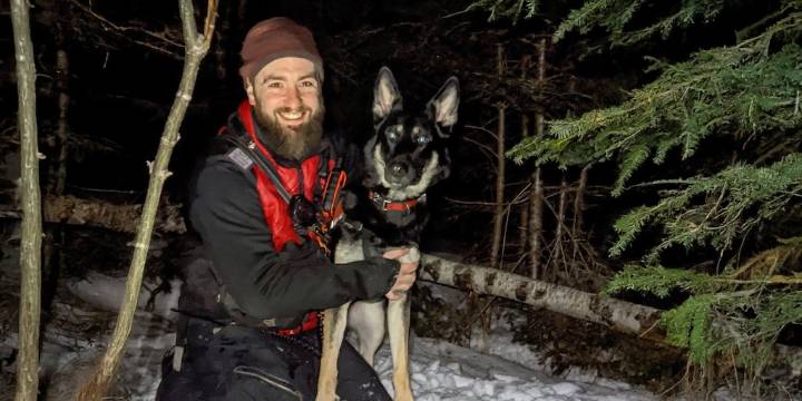 Heroica pastor alemán rastrea y salva a niña desaparecida en un frío bosque de New Hampshire