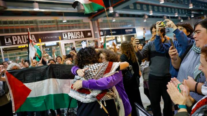 Sandra Garrido, gallega en la Flotilla a Gaza, llega a Santiago: «Israel meteunos a 15 persoas nunha cela duns oito metros por catro»
