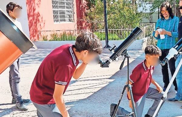 Cautivan a adolescentes la biología y astronomía