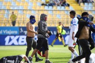 Everton deja a 15 hinchas con prohibición de acceso a los estadios tras invadir la cancha ante la UC