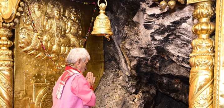 LG Sinha Pays Obeisance at Shri Mata Vaishno Devi ji Shrine today 