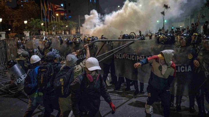 Video Momento en que Disparan en Protesta contra Presidente Interino de Perú: Reportan Un Muerto