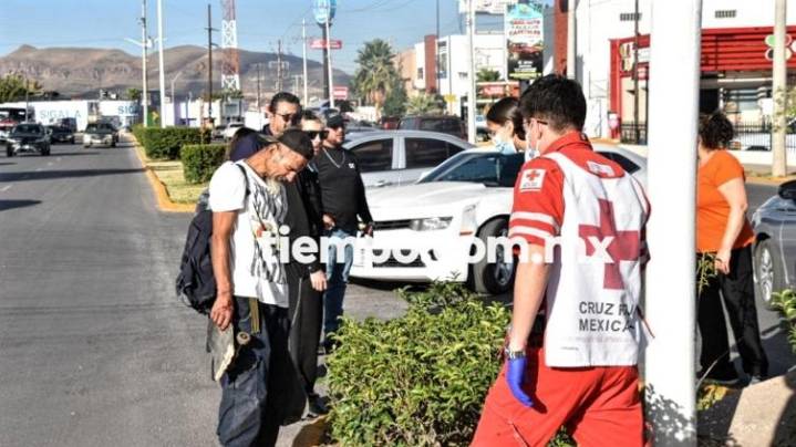 Cruza y lo atropella Mustang en la León Tolstoi