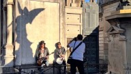 Los guitarristas de Guns N' Roses hicieron una producción de fotos en el Cementerio de la Recoleta