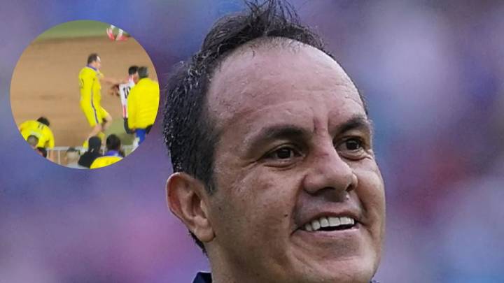 ¡De cárcel! Cuauhtémoc Blanco faulea al 'Venado' Medina en amistoso de Leyendas América Vs Chivas