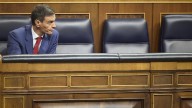 La prensa internacional retrata al "superviviente" Sánchez "contra las cuerdas" y con el comodín de Franco activado
