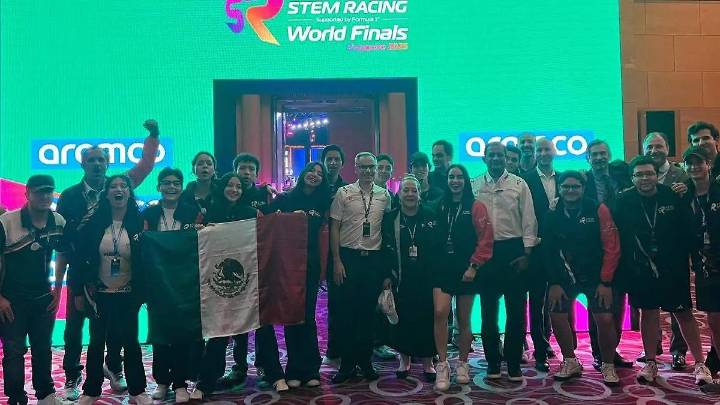 Escudería de mujeres poblanas triunfa en competencia mundial de automovilismo en Singapur