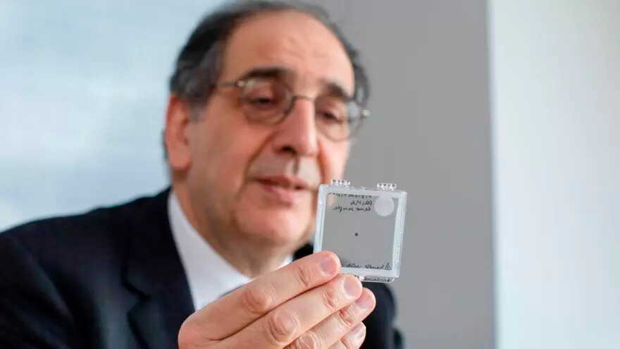 Adiós a la ceguera por edad: un implante retinal logra restaurar la lectura