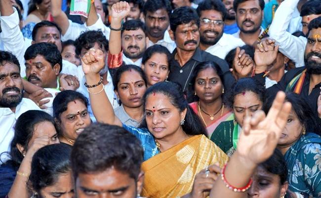 Kavitha dumps dad's pic in Telangana yatra!