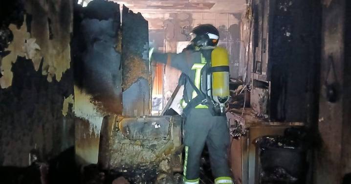 Una persona herida y varios desalojados en un incendio que calcina una vivienda en Andújar
