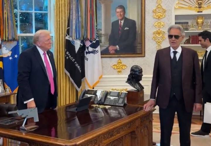 Al ritmo de 'Con Te Partiro'. Andrea Bocelli visitó a Donald Trump y cantó en la Casa Blanca