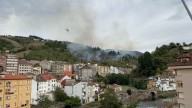 Alarma en Cangas del Narcea por un incendio en una zona de monte pegada a la villa: "Ya empezamos otra vez"