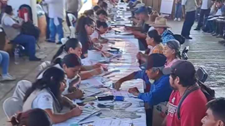 Programas del Bienestar entrega despensas a damnificados por Priscila