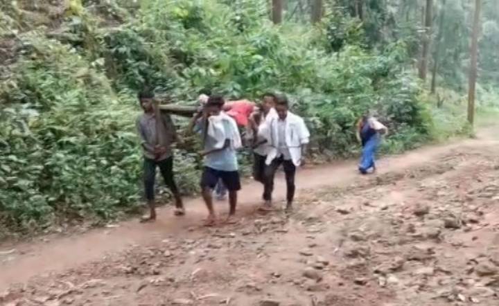 Pregnant woman carried on cot for 2km due to lack of motorable road