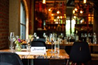 Dueño de un restaurante se viraliza en TikTok: le reservaron una mesa para 16 y no asistieron
