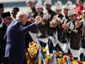 El baile de Donald Trump al aterrizar en Malasia, donde fue recibido con alfombra roja