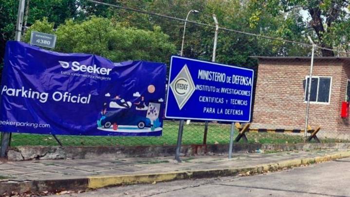 Denuncian a Luis Petri por usar un predio del Ministerio de Defensa como "parking" de un recital de rock